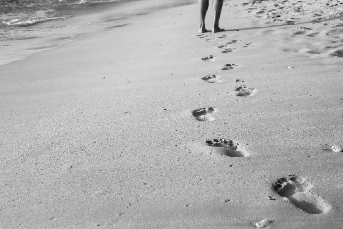footprints in sand - contemplating barefoot shoes for plantar fasciitis
