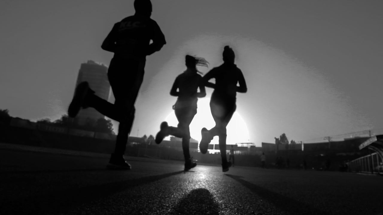 group of people running and correcting overpronation