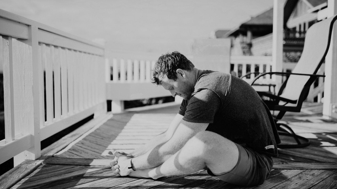 person with heel pain wondering what shoes to wear to help symptoms