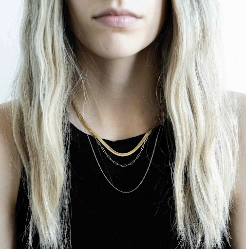 How to Wear Women’s Gold Chains with Style