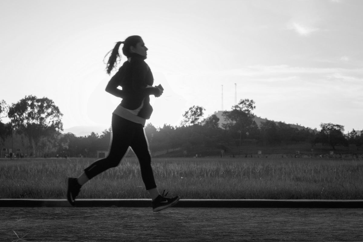 woman with plantar fasciitis running using modified techniques