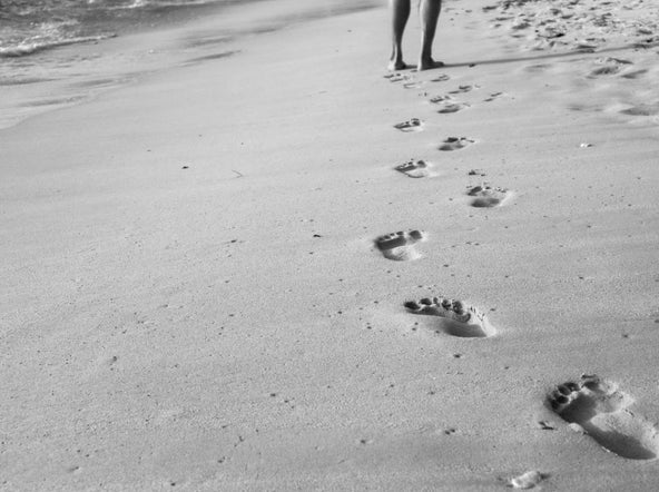 footprints in sand - contemplating barefoot shoes for plantar fasciitis